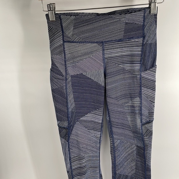 Lululemon Speed Up Tight *Full-On Luxtreme 28"
Etch Hail Midnight Navy sz 4 - Picture 6 of 10
